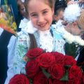 Сотни костромских школьников вручили любимым педагогам «высоковские» розы