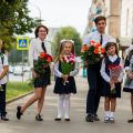 Сотни костромских школьников вручили любимым педагогам «высоковские» розы